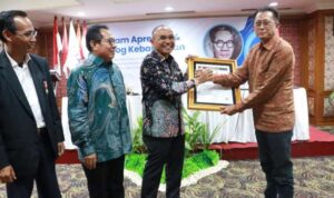 Bupati Simalungun Terima Penghargaan Sahabat Pers 2025 dari SMSI Pusat
