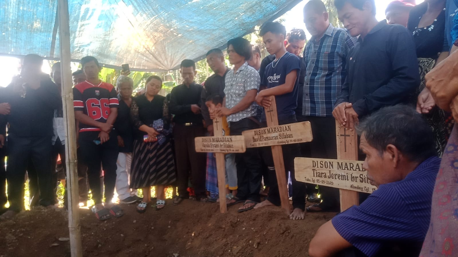 Prosesi pemakaman Ketiga jenazah Bocah di TPU Desa Harean, Kecamatan Tantom Angkola, Kabupaten Tapanuli.