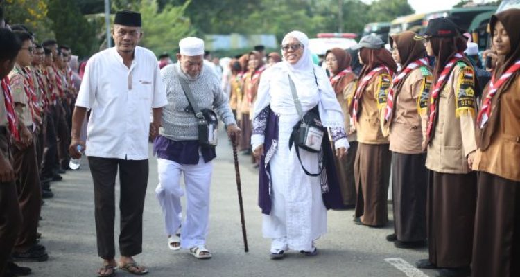 Bupati Madina Sambut Kepulangan 359 Jamaah Haji Kloter 5 di Masjid Agung Nur Ala Nur