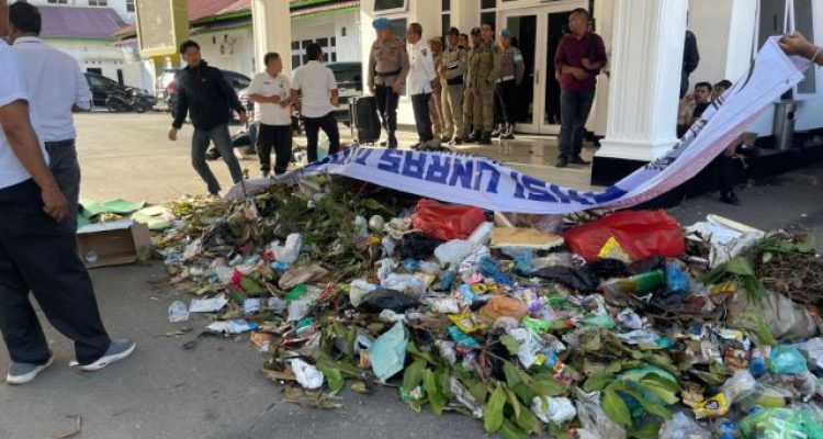 Aksi Demonstrasi di Kantor Wali Kota Padangsidimpuan, Massa Bawa Truk Sampah Tuntut Solusi TPA