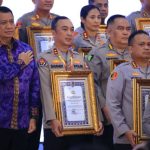 Kapolri Berikan Penghargaan Pembangunan Zona Integritas WBK Kepada Divisi Humas Polri