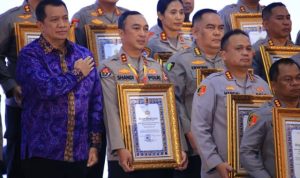 Kapolri Berikan Penghargaan Pembangunan Zona Integritas WBK Kepada Divisi Humas Polri