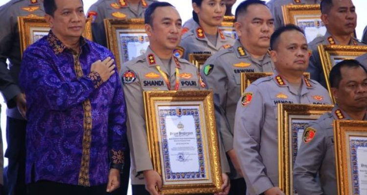 Kapolri Berikan Penghargaan Pembangunan Zona Integritas WBK Kepada Divisi Humas Polri