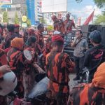 Protes Penarikan Mobil, Puluhan Anggota PP Kepung Kantor BCA Finance Palembang