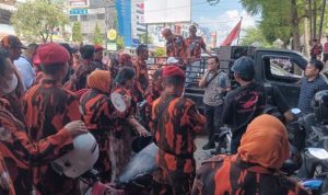 Protes Penarikan Mobil, Puluhan Anggota PP Kepung Kantor BCA Finance Palembang