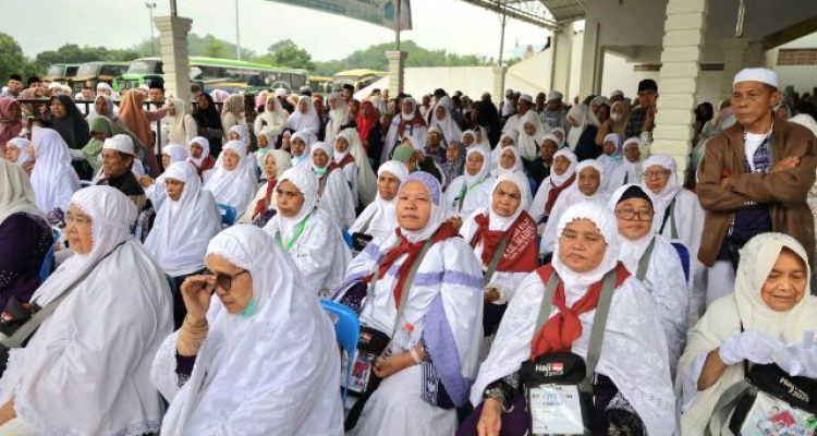 197 Jamaah Haji Kloter 10 Tiba di Mesjid Agung Nur Ala Nur Madina