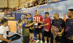 Pasangan Bupati Toha dan Kades Sereka Raih Juara 1 Kategori Eksekutif di Kejurda Bulutangkis Muba Cup 2025