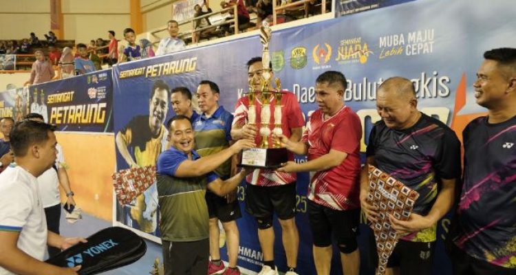Pasangan Bupati Toha dan Kades Sereka Raih Juara 1 Kategori Eksekutif di Kejurda Bulutangkis Muba Cup 2025