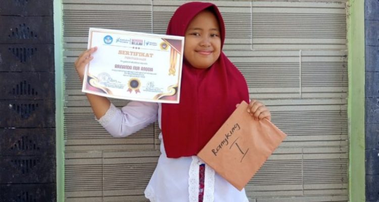 Ari Nanda, Siswi SDN Bojongsalam 04 Raih Peringkat Pertama Saat Kenaikan Kelas