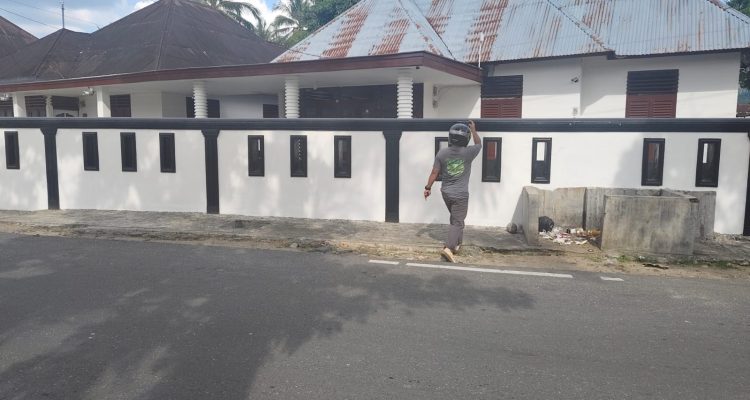 Breaking News! KPK Segel Kantor Kontraktor di Padangsidimpuan, Warga Heboh dan Bingung