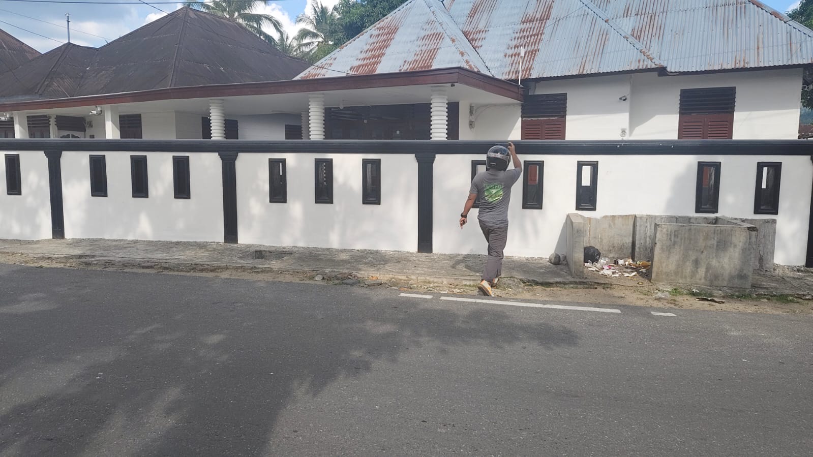 Kantor kontraktor di jalan teratai kelurahan ujung padangsidimpuan kecamatan Padangsidimpuan selatan kota Padangsidimpuan yang di segel KPK