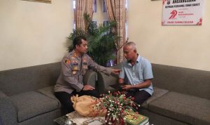 Peduli Anggota Sakit, Kapolres Tapsel Serahkan Bansos di Momen HUT Bhayangkara ke-79