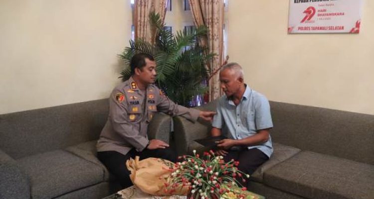 Peduli Anggota Sakit, Kapolres Tapsel Serahkan Bansos di Momen HUT Bhayangkara ke-79