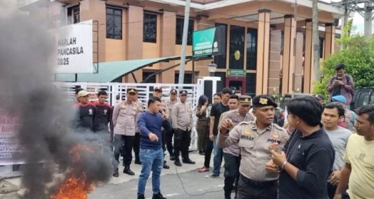 Mahasiswa Kepung Kejari Padangsidimpuan, Desak Kepala Kejaksaan Dicopot dari Jabatan