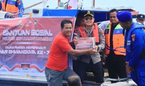 Polres Anambas Bagi Sembako ke Nelayan Tradisional dalam Rangka Hari Bhayangkara ke-79