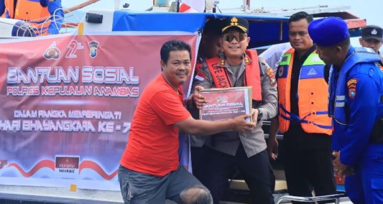 Polres Anambas Bagi Sembako ke Nelayan Tradisional dalam Rangka Hari Bhayangkara ke-79