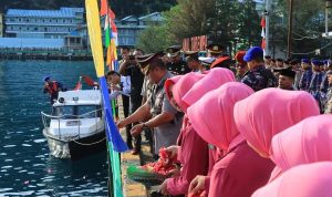Polres Kepulauan Anambas Tabur Bunga di Laut Peringati Hari Bhayangkara ke-79