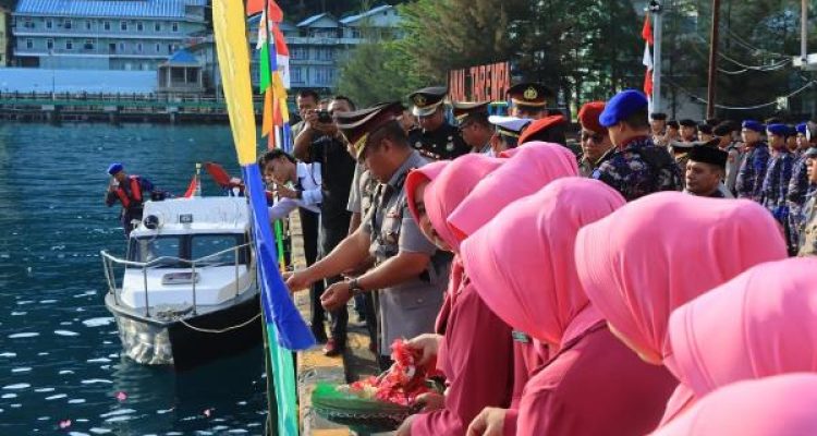 Polres Kepulauan Anambas Tabur Bunga di Laut Peringati Hari Bhayangkara ke-79