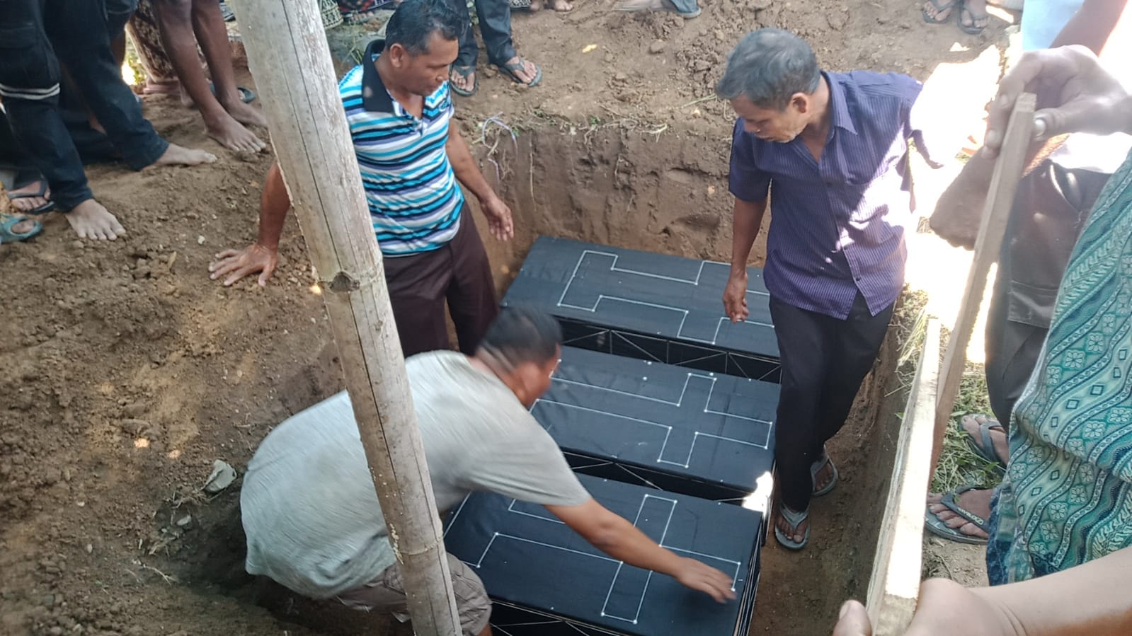 Prosesi pemakaman Ketiga jenazah Bocah di TPU Desa Harean, Kecamatan Tantom Angkola, Kabupaten Tapanuli.