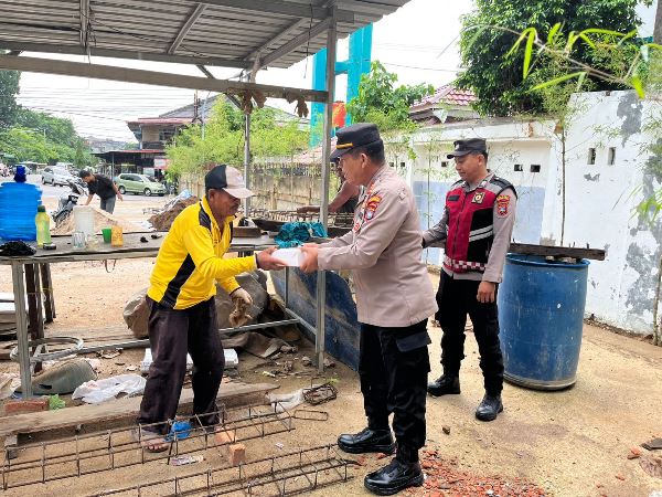 Wujud Kepedulian Sosial, Polsek Bukit Bestari Bagikan Nasi Kotak kepada Masyarakat